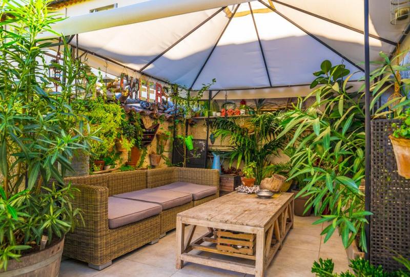 Parasols &agrave; B&eacute;theny, quel mod&egrave;le choisir pour votre jardin ?